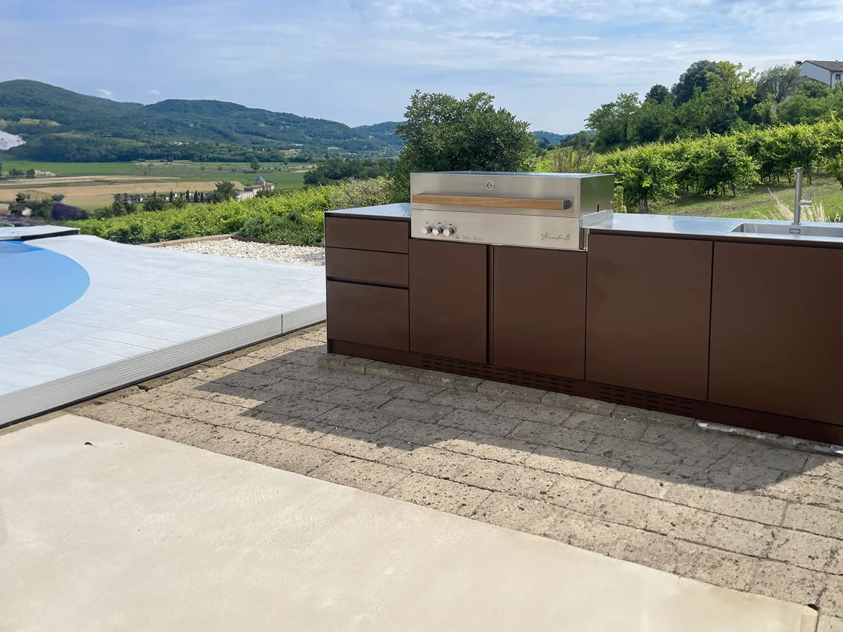 Cucina da esterno vicino piscina all'aperto